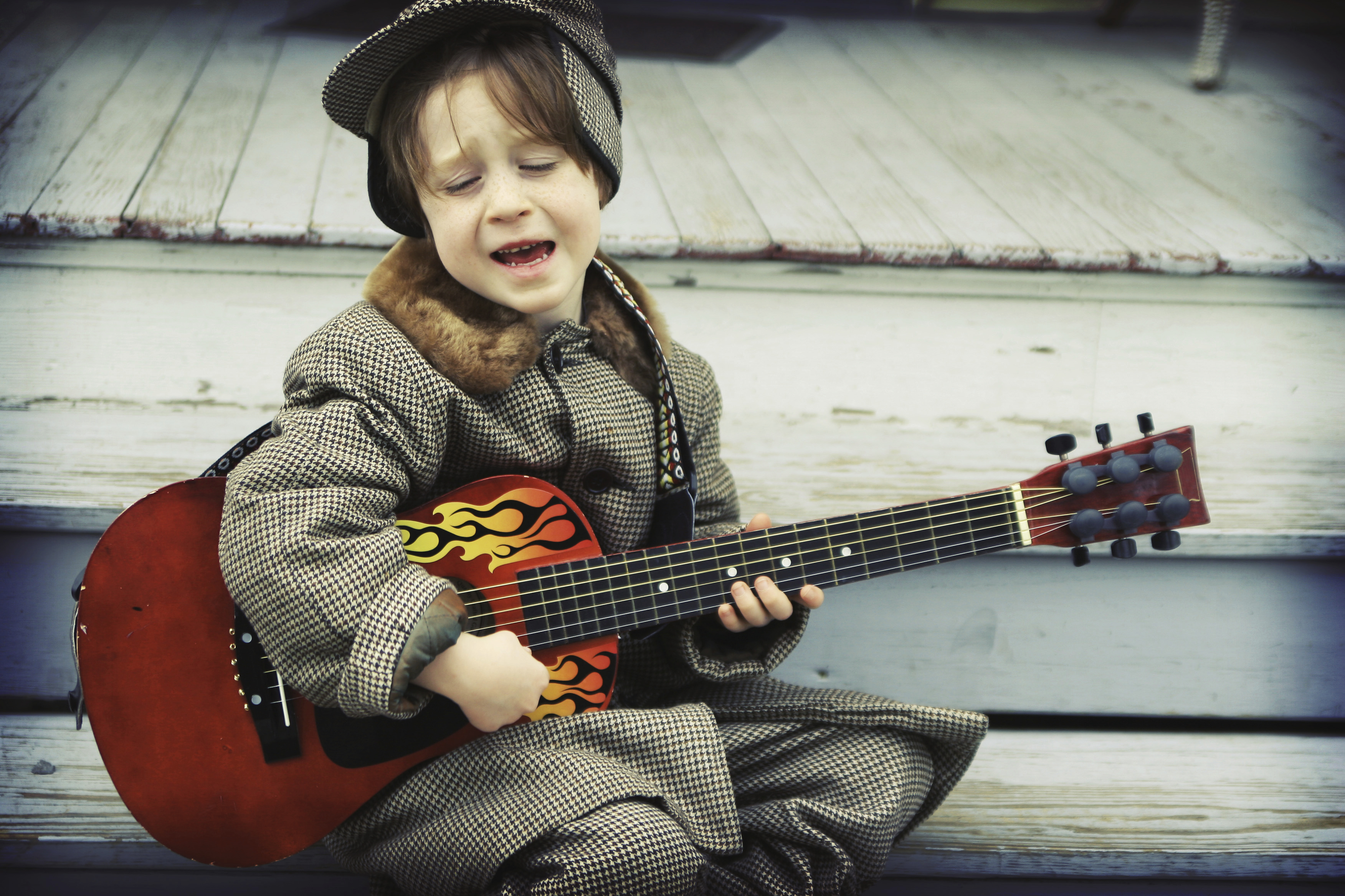 Музыка начинающих музыкантов. Гитара для детей. Дети гитаристы. Электрогитара для детей. Мальчик с гитарой.